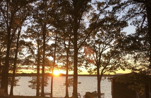 Mayhew House | Charming 1BR Lakehouse w/ Sunset View, Beach & Pier on Lake Norman (Mooresville)