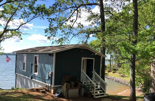 Mayhew House | Charming 1BR Lakehouse w/ Sunset View, Beach & Pier on Lake Norman (Mooresville)