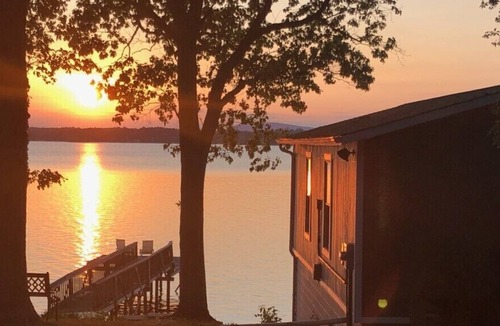 Mayhew House | Charming 1BR Lakehouse w/ Sunset View, Beach & Pier on Lake Norman (Mooresville)