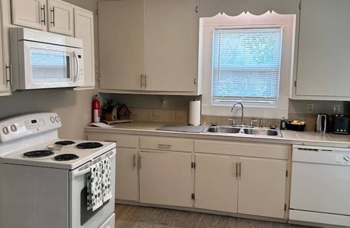 Concord House | Charming 2 bed home - Downtown Concord