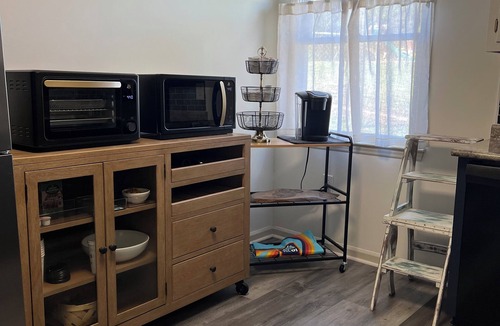 Icard Apartment | Charming 2-bedroom guesthouse in Connelly Springs