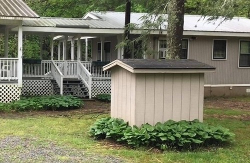 McMillan Hidden Valley Cabin | Charming 2-bedroom cabin on babbling brook in delightful Hendersonville with AC