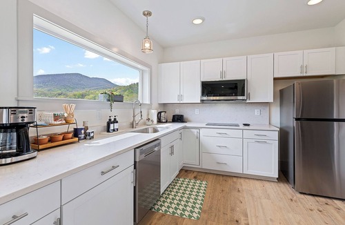 Waynesville Apartment | Charming 2-bedroom apartment with AC, WiFi in lovely Maggie Valley