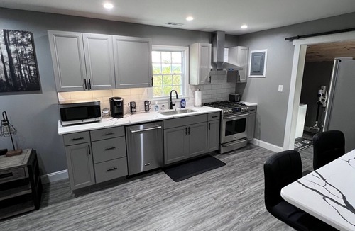 Smithfield House | Charming 2-bedroom bungalow in Smithfield with AC, WiFi, washer and dryer