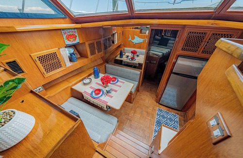 Manteo Boat Rental | Charming 2-bedroom boat in amazing Manteo WiFi, AC, fitness room, pool, kayaks