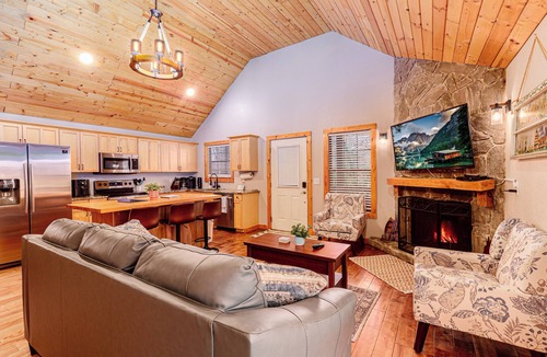 Qualla Cabin | Charming 2-bedroom cabin close to Bryson City with AC, WiFi, Hot tub