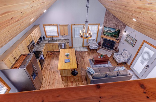 Qualla Cabin | Charming 2-bedroom cabin close to Bryson City with AC, WiFi, Hot tub