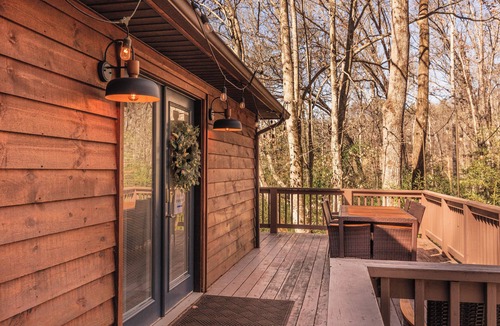 Qualla Cabin | Charming 2-bedroom cabin close to Bryson City with AC, WiFi, Hot tub