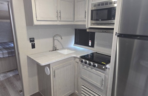 St. James House | Charming 2-bedroom Camper in Bolivia with WiFi and AC. Pet friendly!