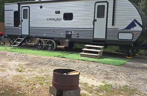St. James House | Charming 2-bedroom Camper in Bolivia with WiFi and AC. Pet friendly!
