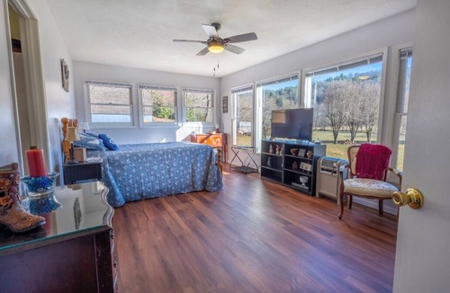 Murphy Other | Charming 2-bedroom, creekside, pet friendly farmhouse in Murphy, NC