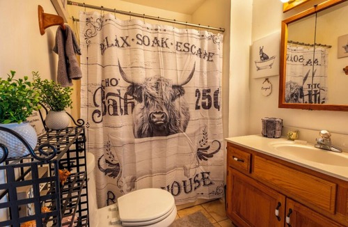Murphy Other | Charming 2-bedroom, creekside, pet friendly farmhouse in Murphy, NC