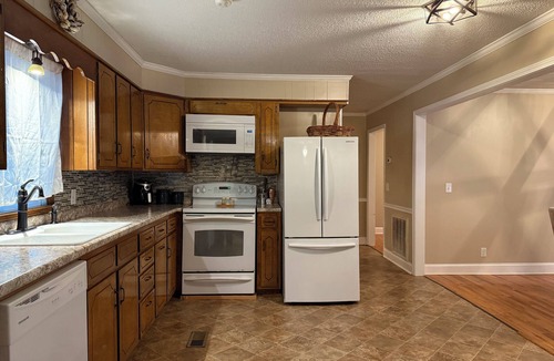 Ether House | Charming 2-Bedroom Home in the Heart of Seagrove Pottery Country