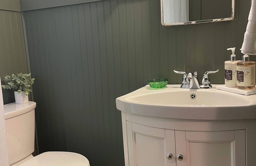 Arapahoe House | Charming 2-bedroom house in Arapahoe! Convenient for camps and ferry!