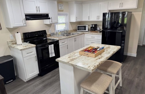 Pembroke House | Charming 2-bedroom house with AC, WiFi in the heart of Pembroke