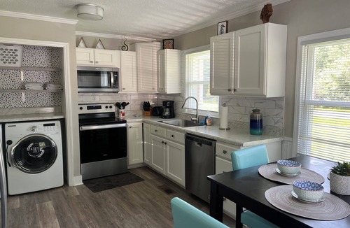 Glen Raven House | Charming 2-bedroom house with AC, WiFi in welcoming Elon