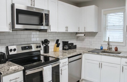 East Raleigh House | Charming 2-bedroom townhome in Raleigh with AC, WiFi