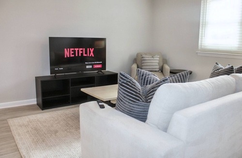 East Raleigh House | Charming 2-bedroom townhome in Raleigh with AC, WiFi