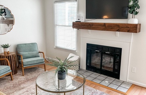 Taylor's Pond House | Charming 2-Bedroom Townhome in Downtown Cary