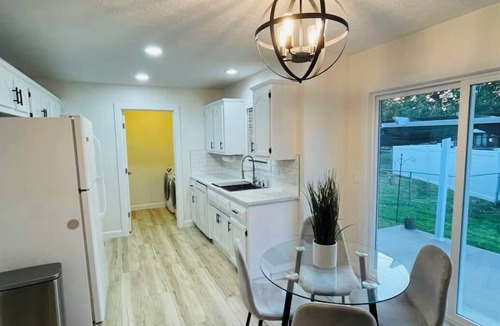 Springfield Condo | Charming 2-bedroom condo in lovely Springfield with AC