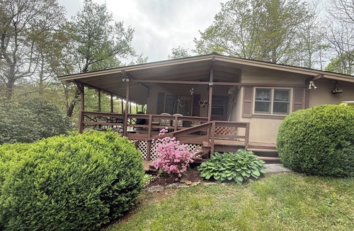 Newland Cottage | Charming 2-BR Country Cottage-Very Convenient to Linville, Banner Elk, Newland.