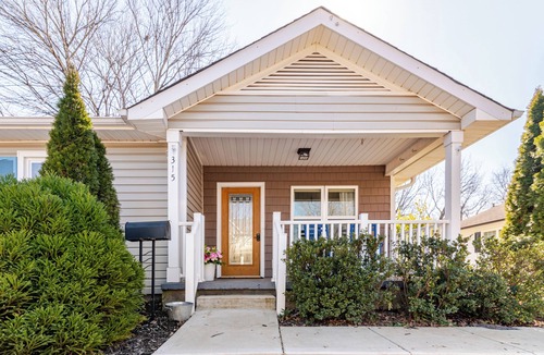South Belmont House | Charming 2BR 2BA home - Belmont Hist District, steps from Stowe Manor & Downtown