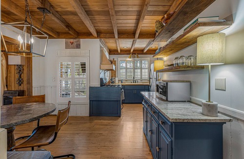 Mirror Lake House | Charming 3/2.5 Cottage in Mirror Lake Near Downtown!