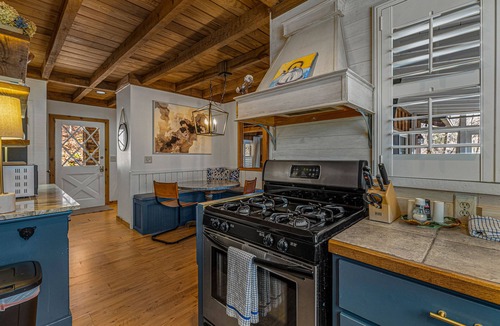 Mirror Lake House | Charming 3/2.5 Cottage in Mirror Lake Near Downtown!