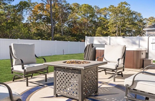Ocean Isle Beach House | Charming 3-bedroom house with Hot tub, AC, WiFi in gorgeous Ocean Isle Beach