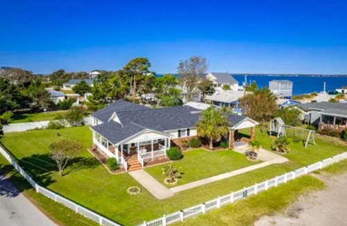 Salter Path House | Charming 3-bedroom house located in the heart of downtown Salter Path
