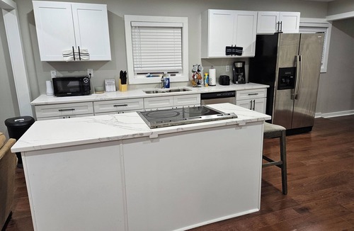 Birmingham House | Charming 3-bedroom 2 bathroom house with WiFi, AC in marvelous Birmingham.
