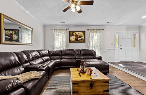 Greenville House | Charming 3-bedroom 2.5-bathroom townhome with WiFi and AC in Greenville