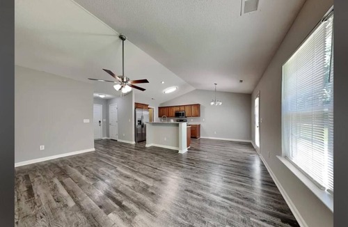 Greensboro House | Charming 3-bedroom house with AC, WiFi in Greensboro