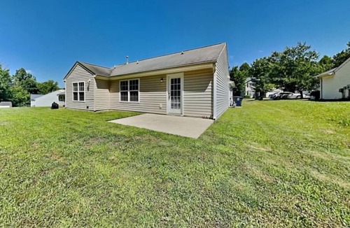 Greensboro House | Charming 3-bedroom house with AC, WiFi in Greensboro