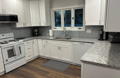 Jamestown House | Charming 3-bedroom house with WiFi and AC in Jamestown