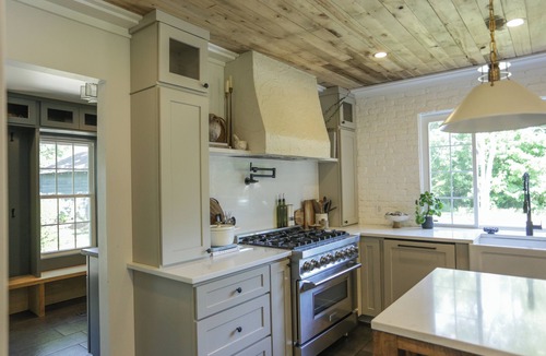 Salisbury House | Charming 3-bedroom home with gardens & chickens