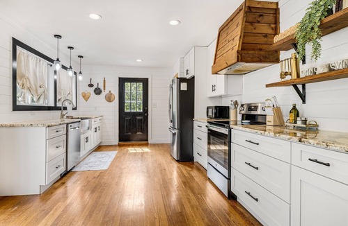 Canton House | Charming 3-Bedroom Home - Power, Water, Fast WiFi, Firepit, Grill - 25m to AVL
