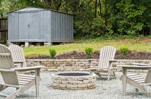 Harrisburg House | Charming 3-Bedroom Retreat with Fire Pit ~10min to UNCC