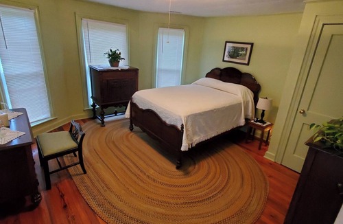 Piney Creek House | Charming 3 bedroom Farmhouse in beautiful Piney Creek