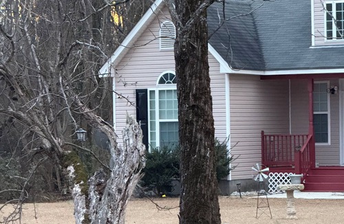 St. Pauls House | Charming 3-bedroom house in Saint Pauls with AC, WiFi