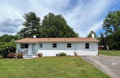 Statesville House | Charming 3-bedroom house with ample outdoor acreage