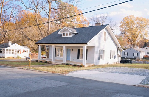 Graham House | Charming 3BR/2BA Sleeps 6 in Graham, NC has everything you need!