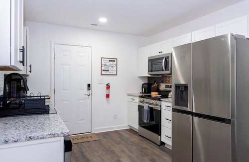 Winston - Salem House | Charming 4bed/3bath with Pool Table -2King/3Queen Beds
