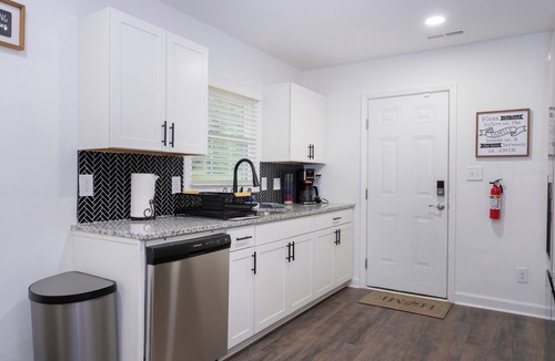 Winston - Salem House | Charming 4bed/3bath with Pool Table -2King/3Queen Beds