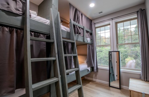 Woodfin Bed & Breakfast | Charming 5-bedroom hostel north of downtown Asheville sleeps 24!