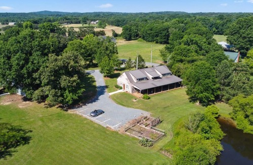 Union County House | Charming 6BD Lakefront Retreat