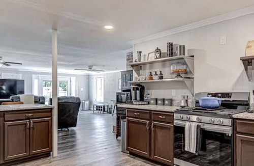 Jamestown House | Charming and Spacious 8BR/5BA Home in Jamestown