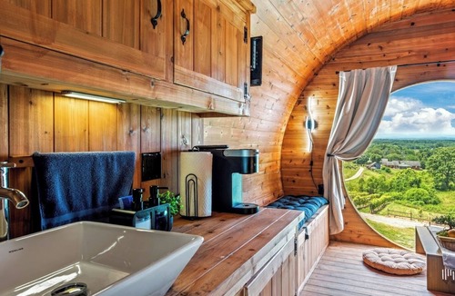 Arlington Cabin | Charming Barrel on a Private Vineyard with Scenic Views and Hot Tub