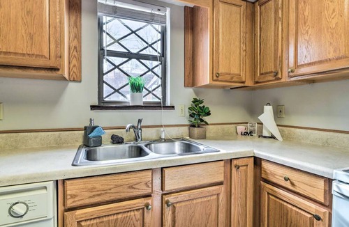 Burnsville Cabin | Charming Blue Ridge Cabin w/Mountain Views & Pool