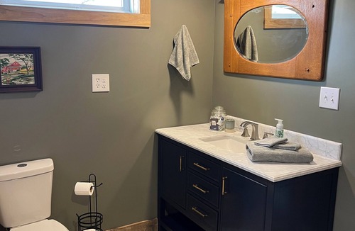 Shelby Cabin | Charming Bunkhouse with AC on working farm in Shelby